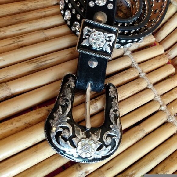 NWOT Black Suede Large Diamond Rhinestones Intricate Silver Embellished Buckle M - Picture 15 of 15